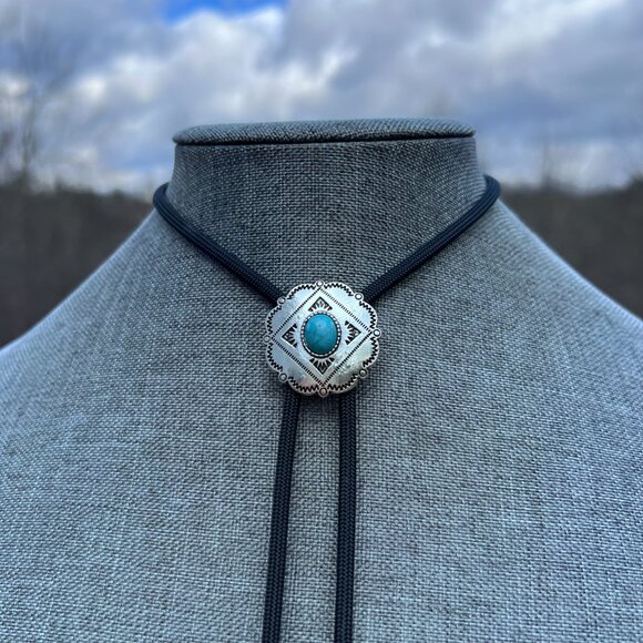 Classic Southwestern Style Bolo Tie Black Cord Dangling Arrow Tips - Picture 3 of 7